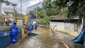 Tanggul Kali Krukut Jebol, Banjir 60 Cm Rendam Kawasan Petogogan Jakarta Selatan