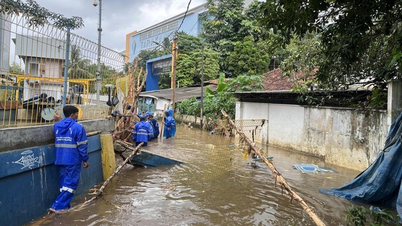 Tanggul Kali Krukut Jebol, Banjir 60 Cm Rendam Kawasan Petogogan Jakarta Selatan