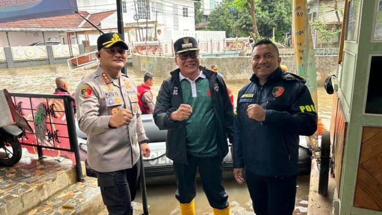 Banjir Pela Mampang, Polres Jaksel Siagakan Perahu Karet Bantu Mobilitas Warga Banjir Pela Mampang, Polres Jaksel Siagakan Perahu Karet Bantu Mobilitas Warga