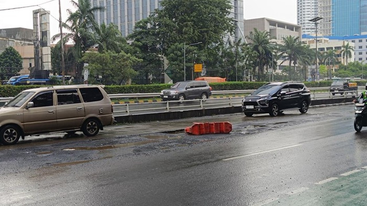 Jalan Gatot Subroto Arah Kuningan Berlubang, Pengendara Keluhkan Bahaya dan Minta Perbaikan Mendesak