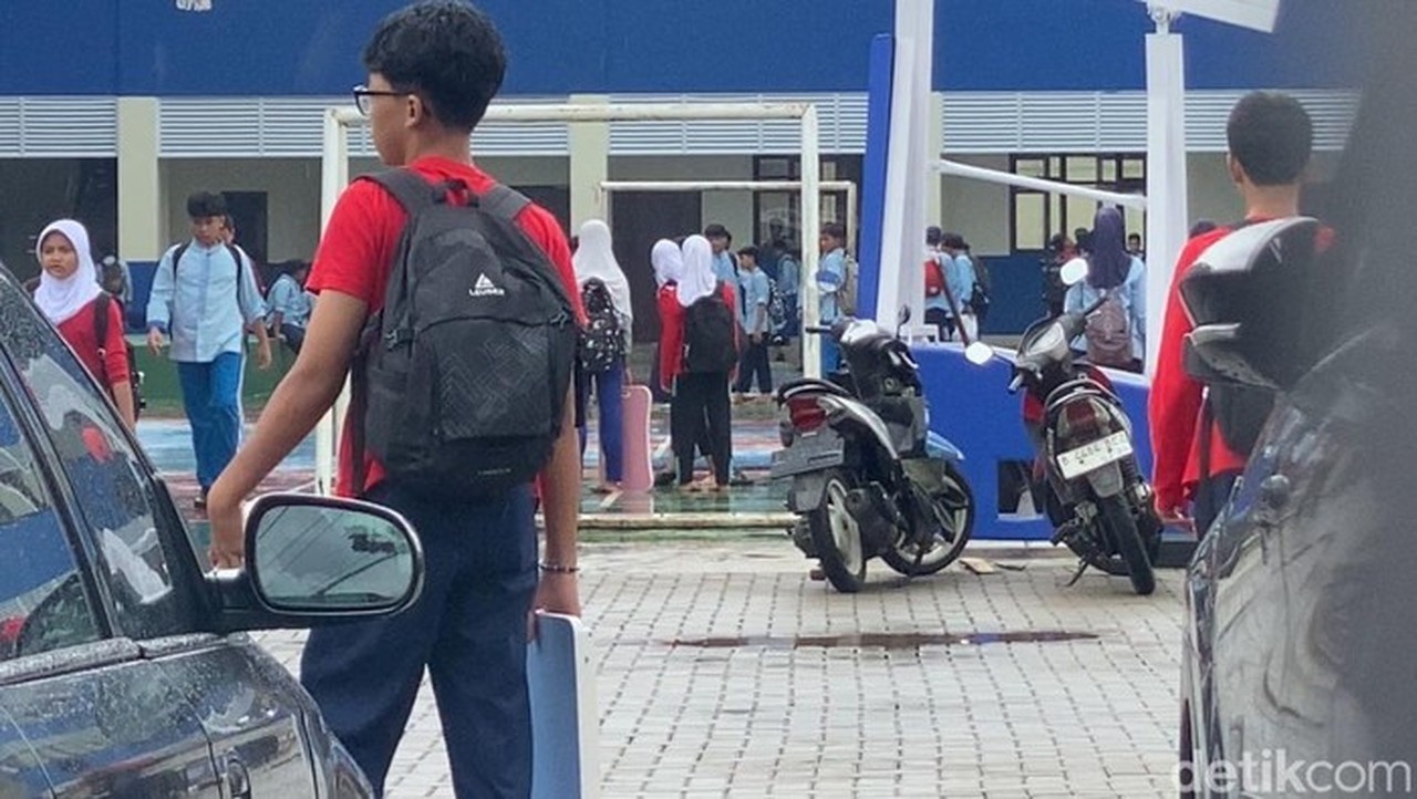 Kekurangan Meja dan Kursi di SMPN 3 Depok, Pemkot Janjikan Solusi Cepat Kekurangan Meja dan Kursi di SMPN 3 Depok, Pemkot Janjikan Solusi Cepat