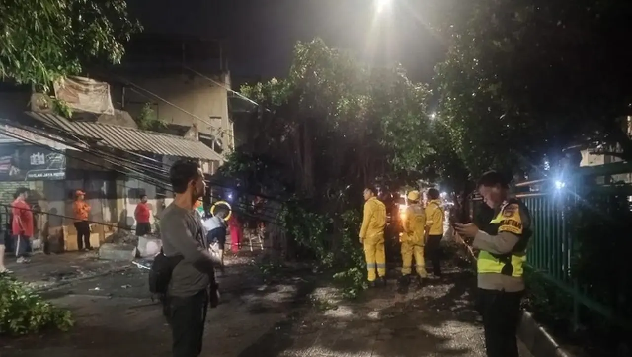 Polisi Bergerak Cepat Menindaklanjuti Pengaduan Masyarakat Terkait Kejadian Pohon Tumbang Yang Menghalangi Akses Jalan Di Wilayah Palmerah. (dok. Istimewa)