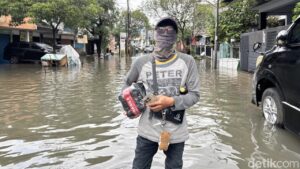 Kisah Candra, Kurir Bekasi Terjang Banjir Demi Antar Paket ke Pelanggan