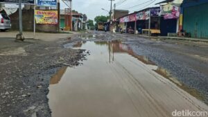 Jalan Rusak di Taktakan Serang Picu Kecelakaan, Warga: Kemarin Ibu Hamil Terjatuh