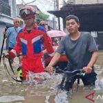 Evakuasi Ibu Hamil dan Balita di Duri Kosambi Akibat Banjir Setinggi Satu Meter
