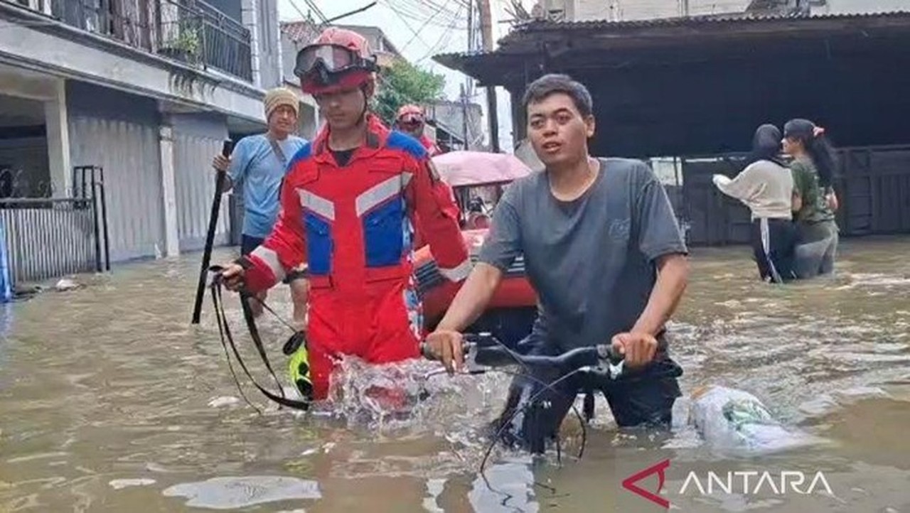 Evakuasi Ibu Hamil dan Balita di Duri Kosambi Akibat Banjir Setinggi Satu Meter