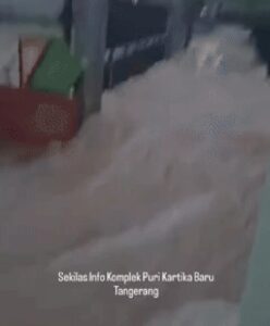 Kali Angke Meluap, Warga Tangerang Ceritakan Momen Banjir Deras Terjang Permukiman