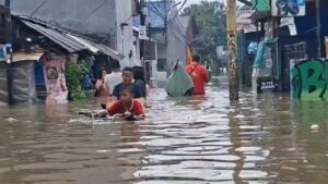 Banjir Duri Kosambi Meluap Hampir 1 Meter, Warga Cengkareng Terpaksa Mengungsi ke Lantai Dua