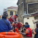 Banjir 1 Meter Rendam Pondok Kacang Tangsel, Brimob Turun Evakuasi Warga