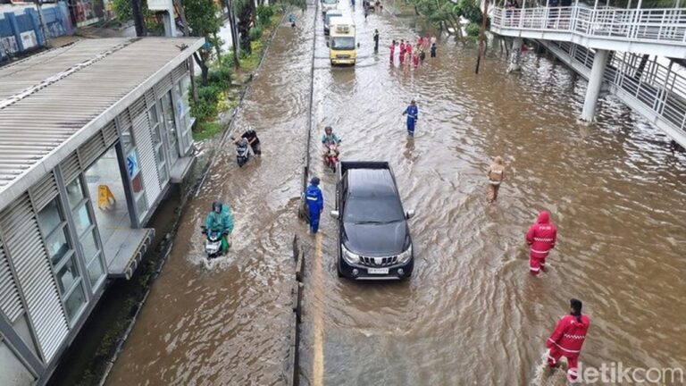 Jalan Daan Mogot Cengkareng Terendam Banjir 50 Cm, Pemotor Nekat Lewati Jalur Transjakarta Jalan Daan Mogot Cengkareng Terendam Banjir 50 Cm, Pemotor Nekat Lewati Jalur Transjakarta