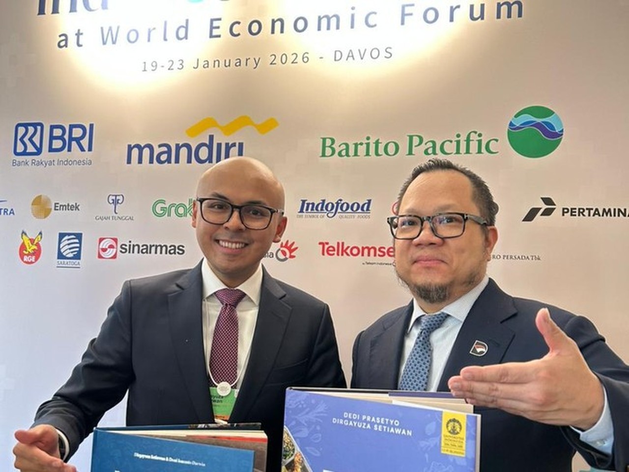 Buku ‘Rasa Bhayangkara Nusantara’ Wakapolri dan Stafsus Presiden Dipamerkan di WEF Swiss