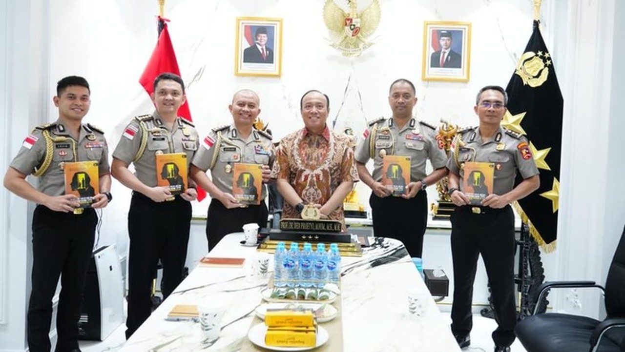 Wakapolri Bekali Calon Atase Polri Buku Strategi Pemberantasan TPPO-PPA