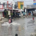 Jalan Raya Duta Pelni Depok Tergenang Akibat Hujan Deras, Pengendara Terpaksa Putar Balik
