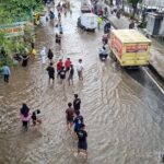 Banjir Daan Mogot Jadi ‘Wahana Dadakan’, Warga dan Anak-anak Nikmati Genangan Air