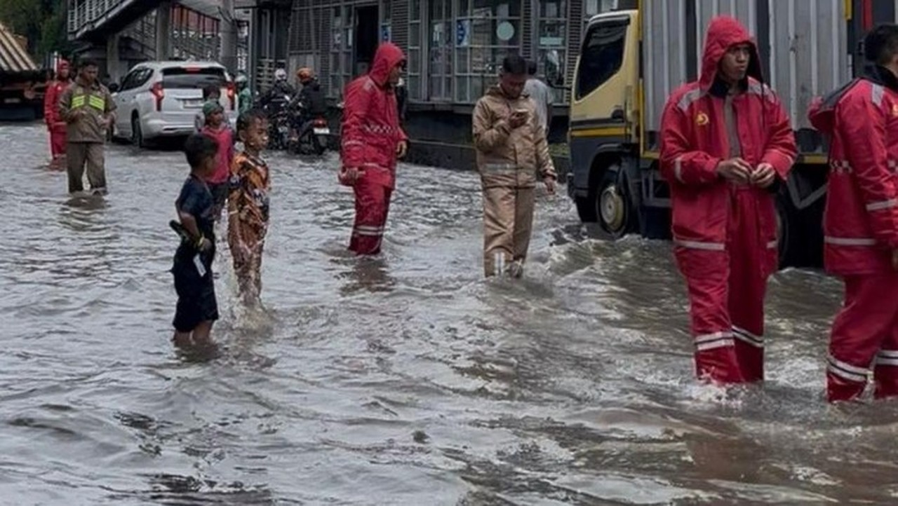 Banjir Landa Jakarta: 125 RT dan 16 Jalan Terendam, Ketinggian Air Capai 1,2 Meter