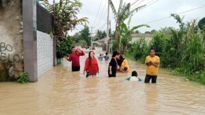 Banjir 1,5 Meter Rendam Lima Kampung di Pamarayan Serang, Polisi Turunkan Bantuan