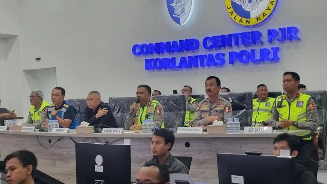 Kakorlantas Polri Irjen Agus Suryonugroho Bersama Menhub Dudy Purwagandhi Dan Kakorsabhara Mulia Hasadungan Ritonga. (taufiq Syarifudin/detikcom)