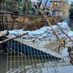 Tanggul Jebol di Petogogan Jakarta Selatan Ditambal Darurat dengan Karung Pasir