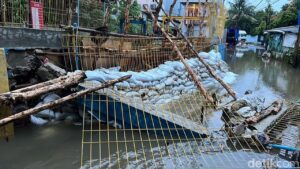 Tanggul Jebol di Petogogan Jakarta Selatan Ditambal Darurat dengan Karung Pasir