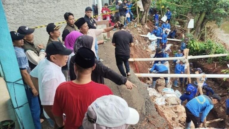 Erosi Kali Angke Picu Longsor di Kembangan, Pemkot Jakbar Bangun Bronjong Penahan Erosi Kali Angke Picu Longsor di Kembangan, Pemkot Jakbar Bangun Bronjong Penahan