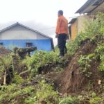 Tebing 3 Meter Longsor di Bogor, Dinding Rumah Warga Jebol dan Mobil Tertimbun