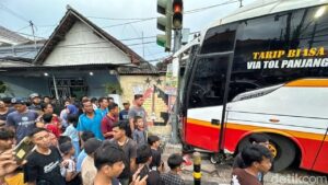 Bus Harapan Jaya Tabrak Mobil, Motor, dan Rumah di Kediri, 4 Orang Terluka