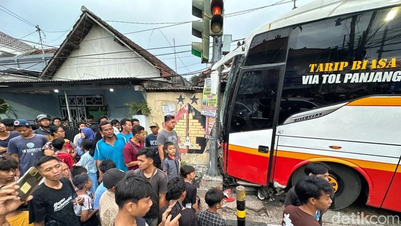 Bus Harapan Jaya Tabrak Mobil, Motor, dan Rumah di Kediri, 4 Orang Terluka