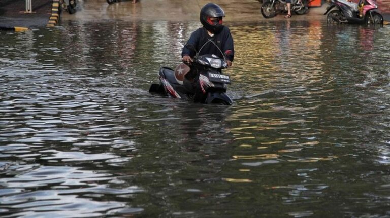 Jalan Daan Mogot Jakarta Barat Terendam Banjir, Ketinggian Air Capai 40 Cm