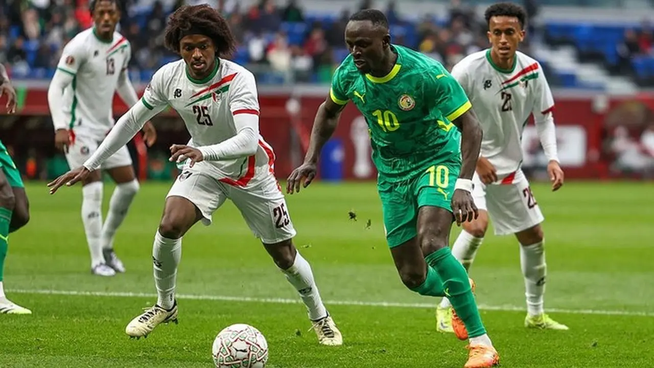 Sadio Mane (seragam Hijau) Mendapat Penjagaan Dari Para Pemain Sudan. Foto: Defodi Images Via Getty Images/defodi Images