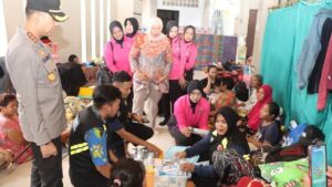 Banjir 2 Meter Rendam Perumahan Periuk Tangerang, Polisi Turunkan Bantuan dan Evakuasi Warga