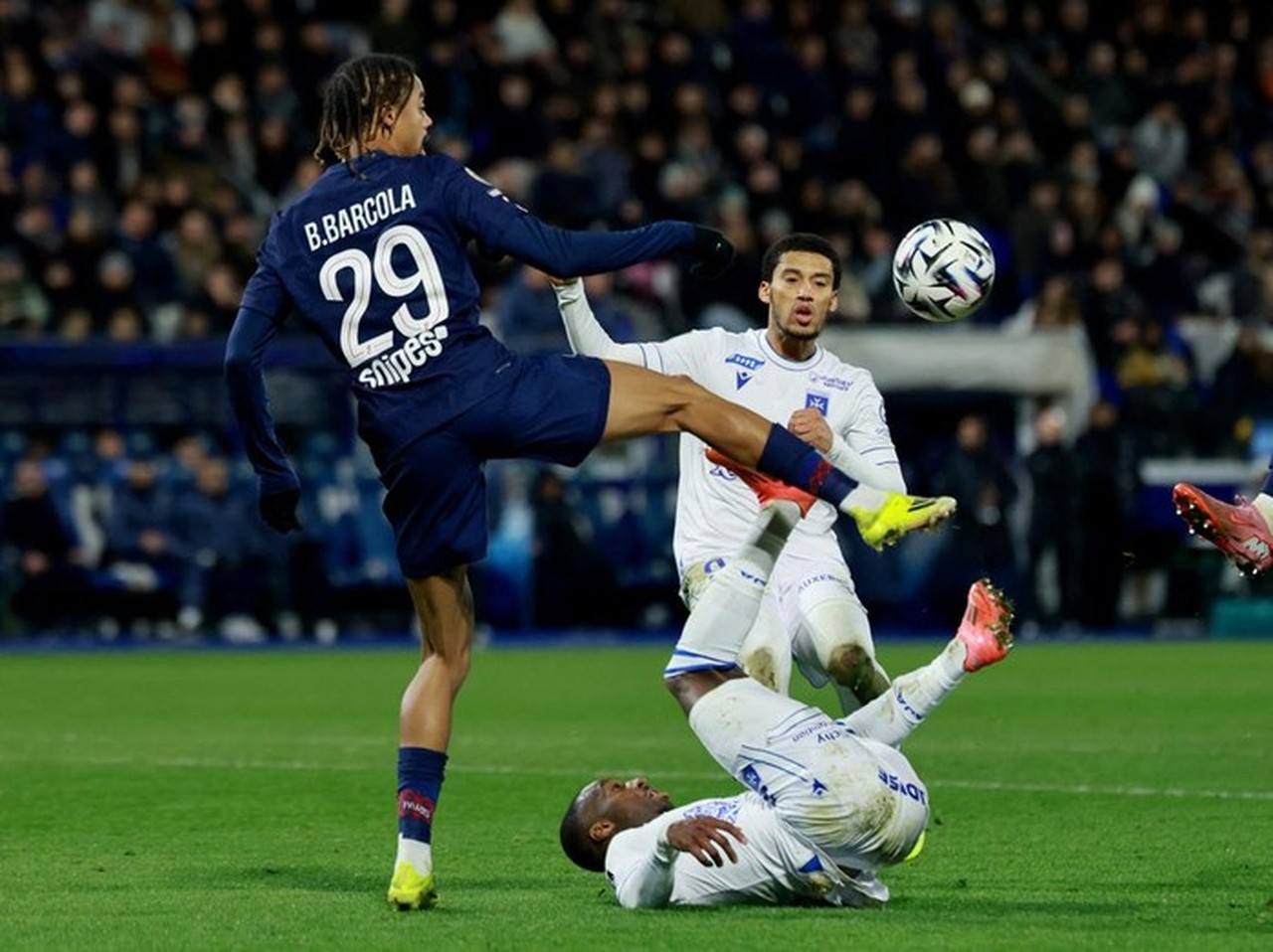 Hasil Auxerre vs PSG: Gol Tunggal Barcola Bawa Les Parisiens ke Puncak Klasemen Ligue 1