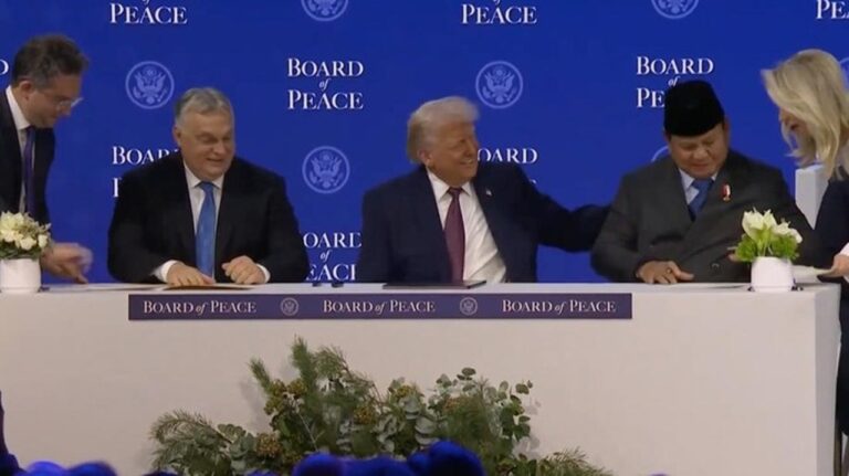 Momen Prabowo dan Trump Bertemu di Davos, Tandatangani Piagam Perdamaian Gaza