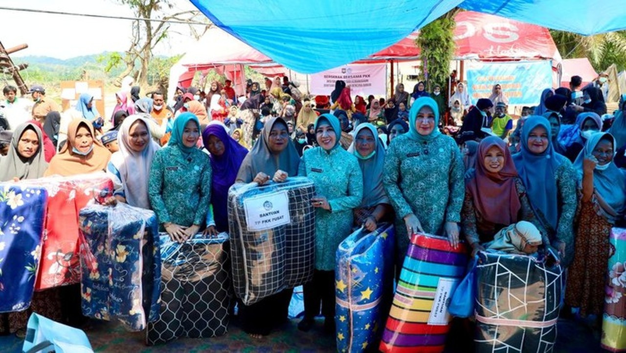 Tri Tito Karnavian Salurkan Bantuan Pascabencana untuk 203 KK di Aceh Tamiang Tri Tito Karnavian Salurkan Bantuan Pascabencana untuk 203 KK di Aceh Tamiang