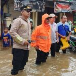 Tanggul Kali Angke Jebol, Air Terjang Rumah Warga dan Banjiri Perumahan di Tangerang