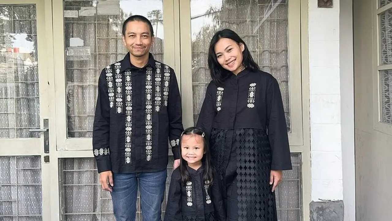 Fiersa Besari Bersama Istri, Aqia, Dan Anak Mereka, Kinasih. Foto: Instagram: @fiersabesari