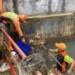 Banjir Petogogan Jakarta Selatan Surut, Petugas Bersihkan Sampah dan Perbaiki Tanggul