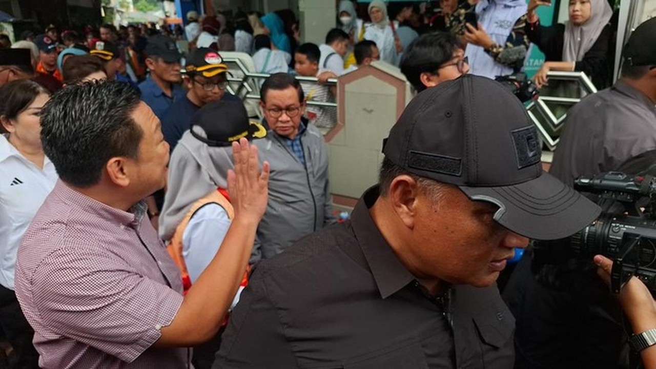 Gubernur DKI Jakarta Tinjau Korban Banjir Rawa Buaya, Warga Desak Penambahan Pompa Air Gubernur DKI Jakarta Tinjau Korban Banjir Rawa Buaya, Warga Desak Penambahan Pompa Air