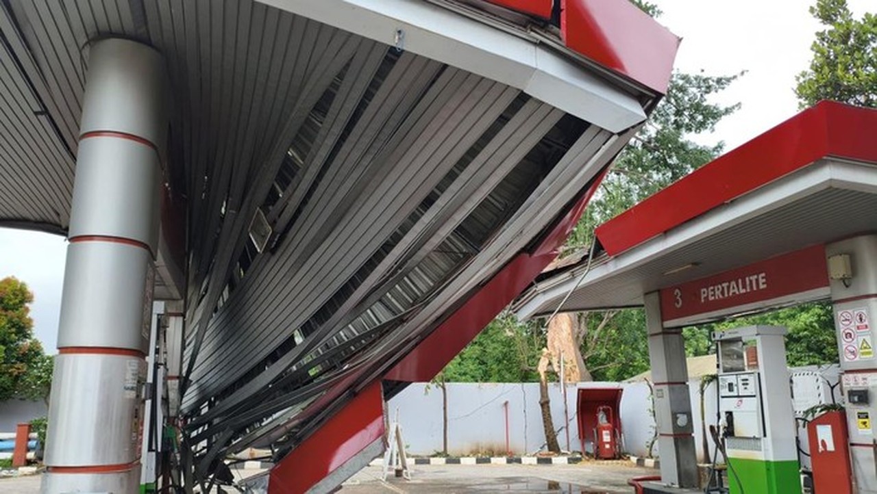Atap SPBU Pramuka Raya Rusak Akibat Pohon Tumbang, Operasional Ditutup Sementara