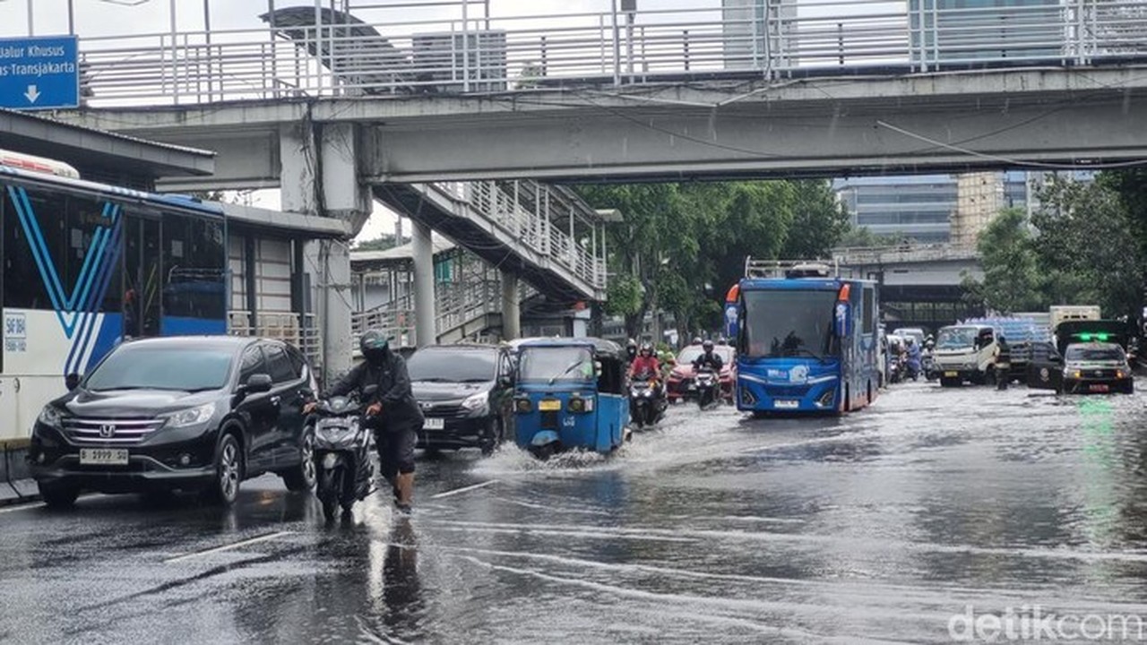 Jakarta Masih Terendam Banjir: 90 RT dan 9 Ruas Jalan Tergenang Pagi Ini Jakarta Masih Terendam Banjir: 90 RT dan 9 Ruas Jalan Tergenang Pagi Ini