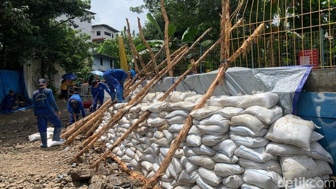 Tanggul Jebol Picu Banjir Sepinggang di Petogogan, Warga Sebut Sudah Biasa Terendam