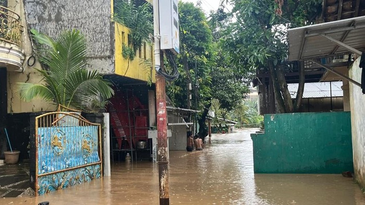 Banjir Pejaten Timur Jakarta Selatan: Air Kali Ciliwung Masih Genangi Permukiman Warga