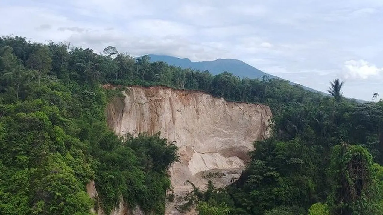 Kondisi Ngarai Sianok Guguak Tinggi, Ampek Koto, Agam, Yang Mengalami Longsor Pascabencana Hidrometeorologi Sumatera Barat. (antara/al Fatah)