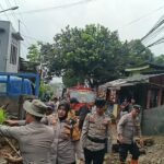 Longsor di Jalur Alternatif Puncak Bogor: Polisi dan Warga Berjibaku Bersihkan Material