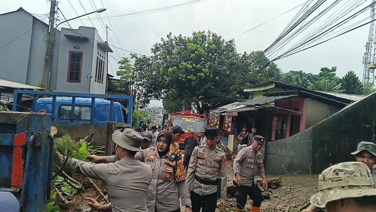 Longsor di Jalur Alternatif Puncak Bogor: Polisi dan Warga Berjibaku Bersihkan Material