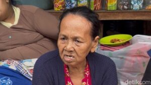 Banjir Pejaten Timur Kembali Melanda, Lansia Ani Mengungsi di Teras Warung