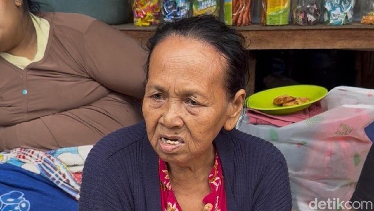 Banjir Pejaten Timur Kembali Melanda, Lansia Ani Mengungsi di Teras Warung