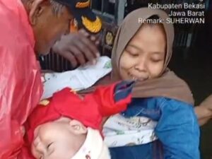 Banjir di Sukamekar Bekasi: Balita Dievakuasi dari Perumahan Subsidi Akibat Luapan Kali CBL