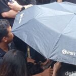 Reza Arap Menangis Histeris di Makam Lula Lahfah: “Kenapa Semua Orang Ninggalin Gue?”