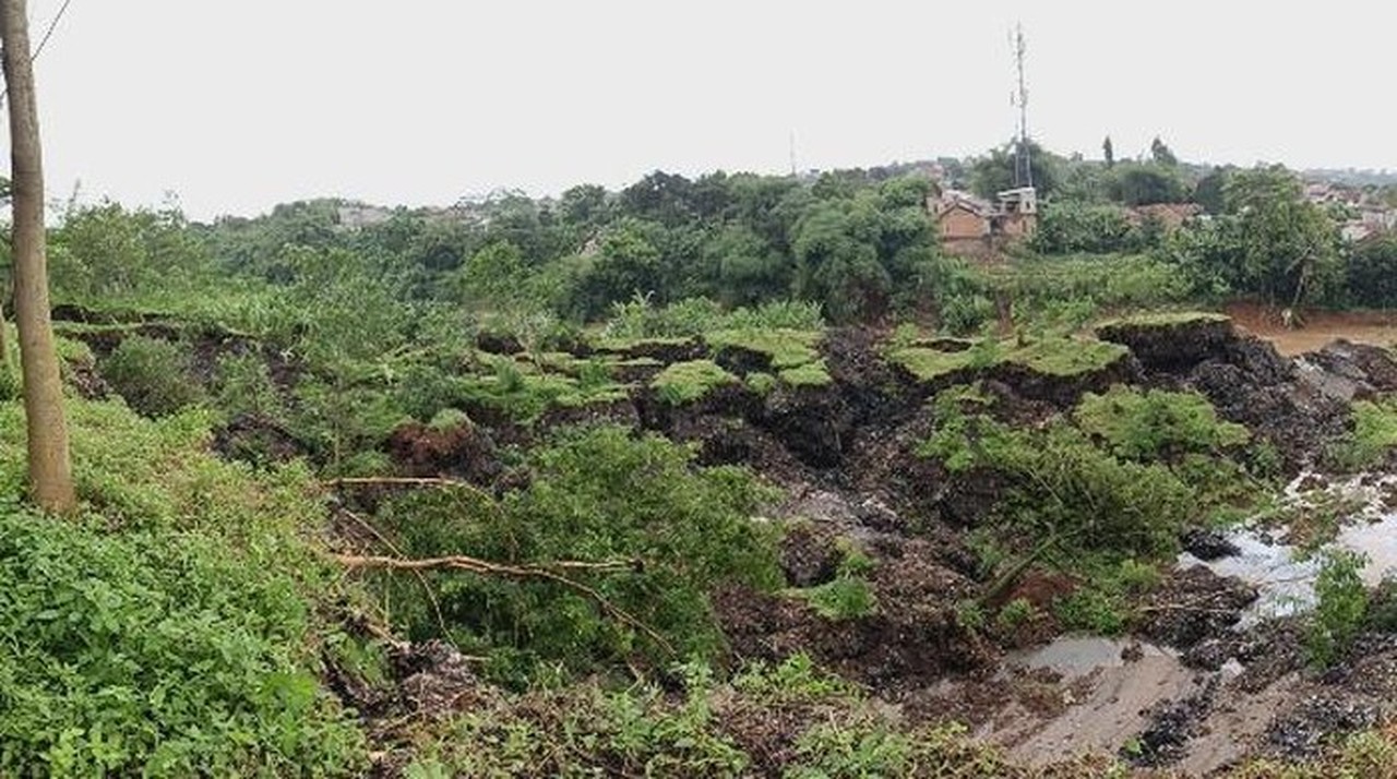Longsor 200 Meter di Bekas TPA Pondok Rajeg Bogor Akibat Hujan Deras
