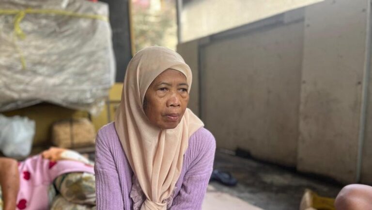 Banjir Pejaten Timur Belum Surut, Warga Mengungsi di Emperan Toko dan Jalanan